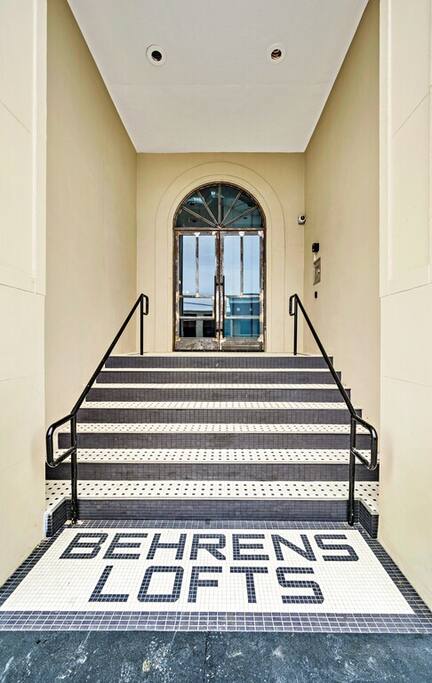 Mesquite Hideaway at Behrens Lofts-Downtown Luxury