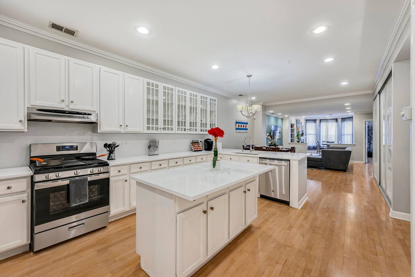City Center Oasis: 3BR/2BA✔︎ Patio✔︎ Parking(2x) ✔︎