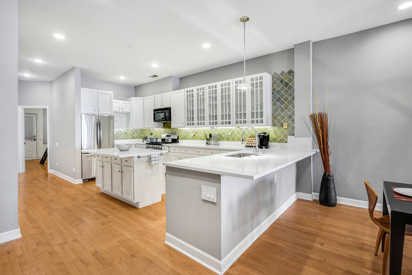 Luxurious River North 3BR/2BA- Free Onsite Parking