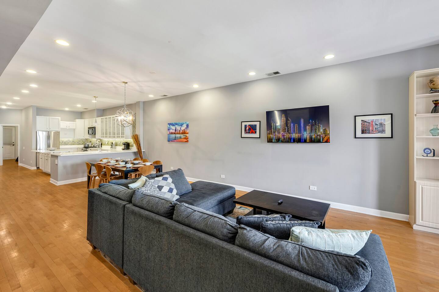 Luxurious River North 3BR/2BA- Free Onsite Parking