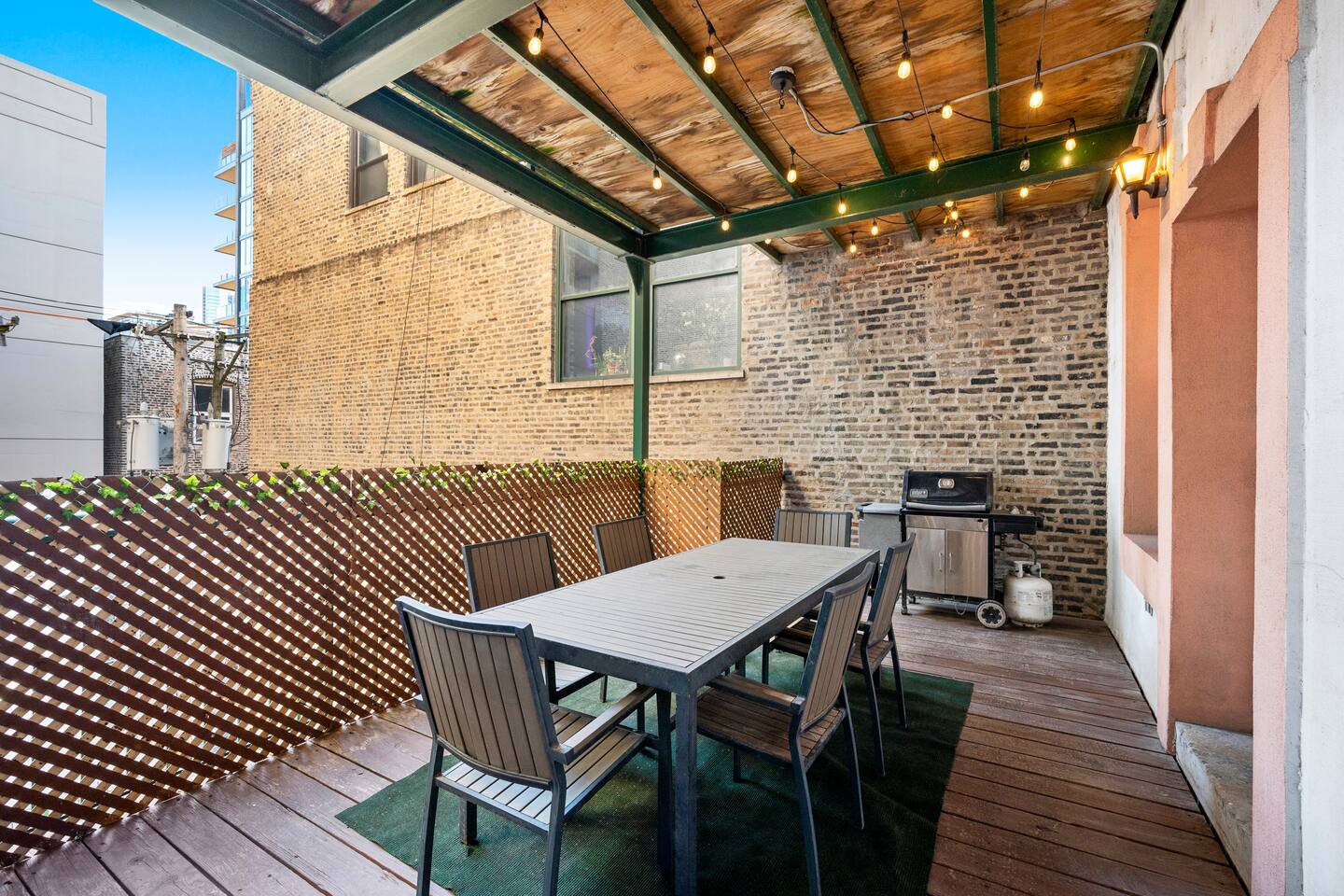 Luxurious River North 3BR/2BA- Free Onsite Parking