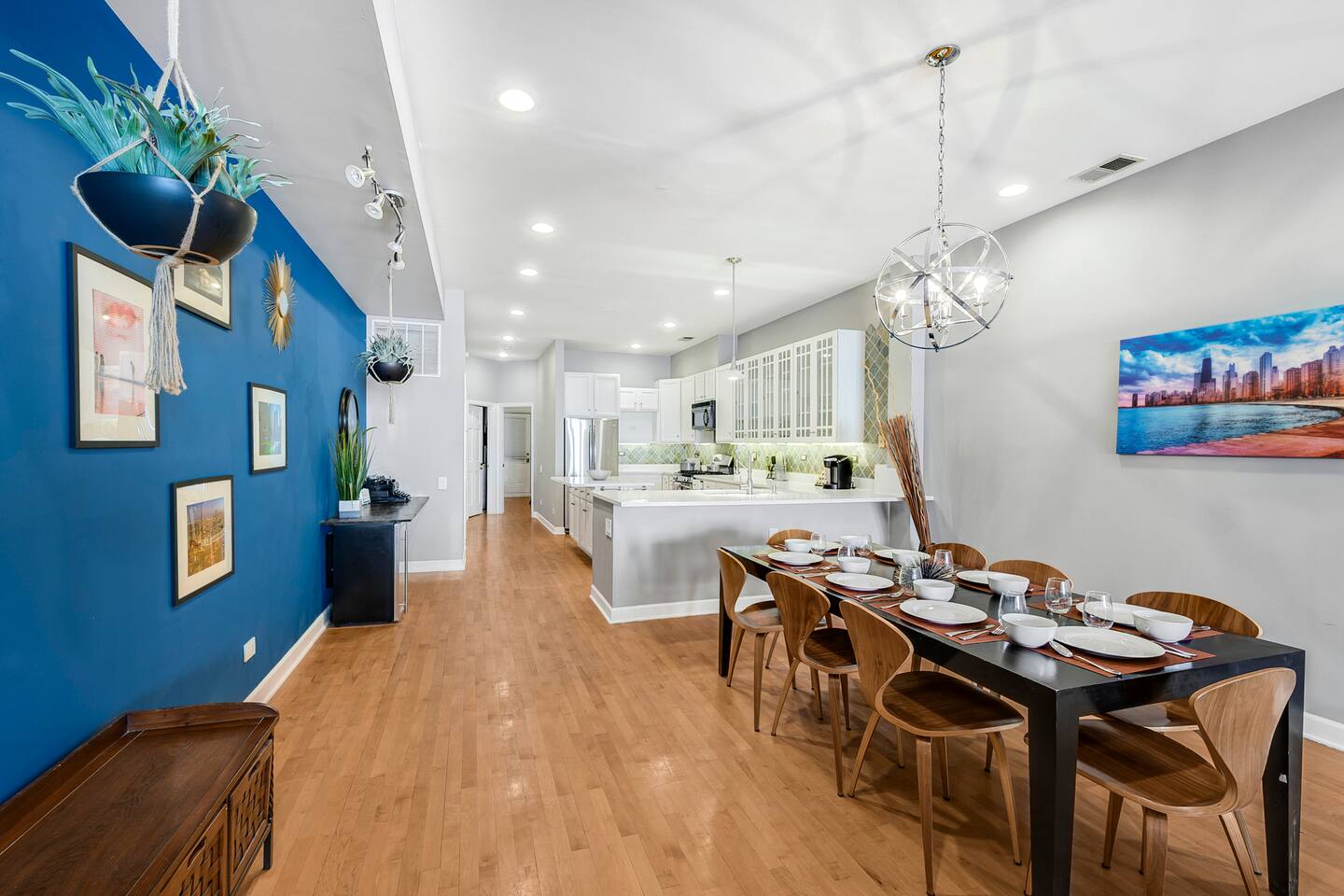 Luxurious River North 3BR/2BA- Free Onsite Parking