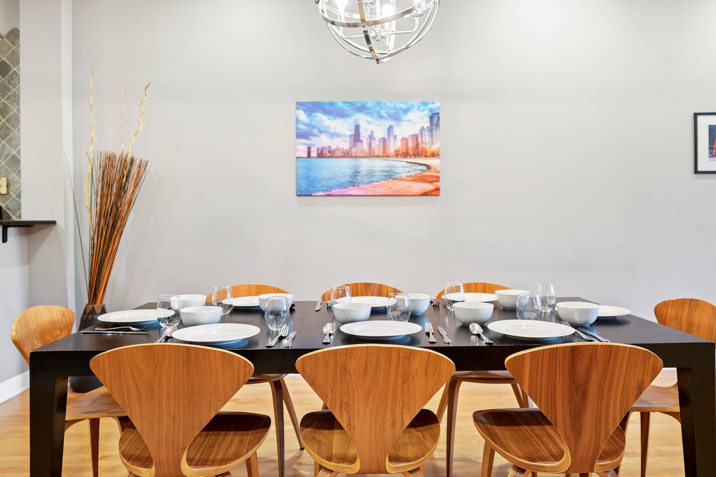 Luxurious River North 3BR/2BA- Free Onsite Parking