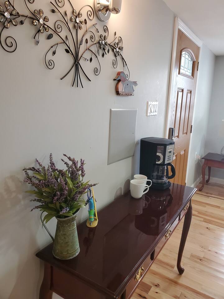 Starlite Studio- Quaint Space, Easy Walk to Trop!