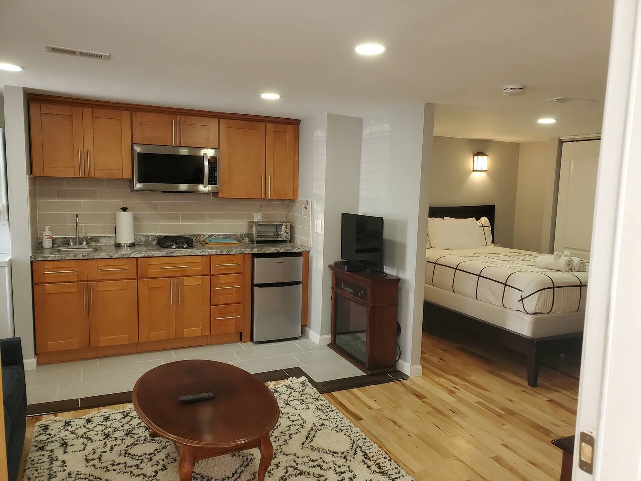 Starlite Studio- Quaint Space, Easy Walk to Trop!