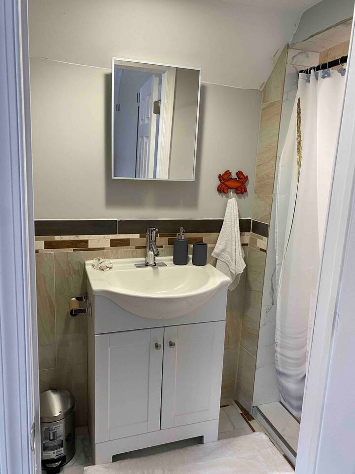 Starlite Studio- Quaint Space, Easy Walk to Trop!
