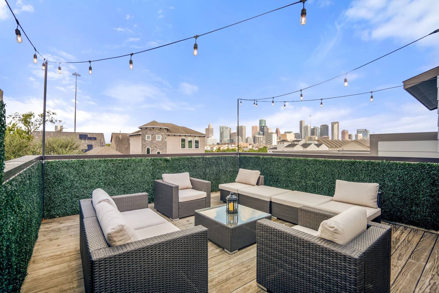 Ethereal Rooftop Retreat, 1.5 mi from FIFA Fest