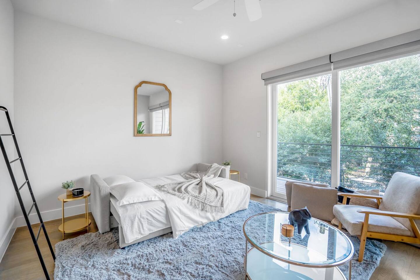 Ethereal Rooftop Retreat, 1.5 mi from FIFA Fest