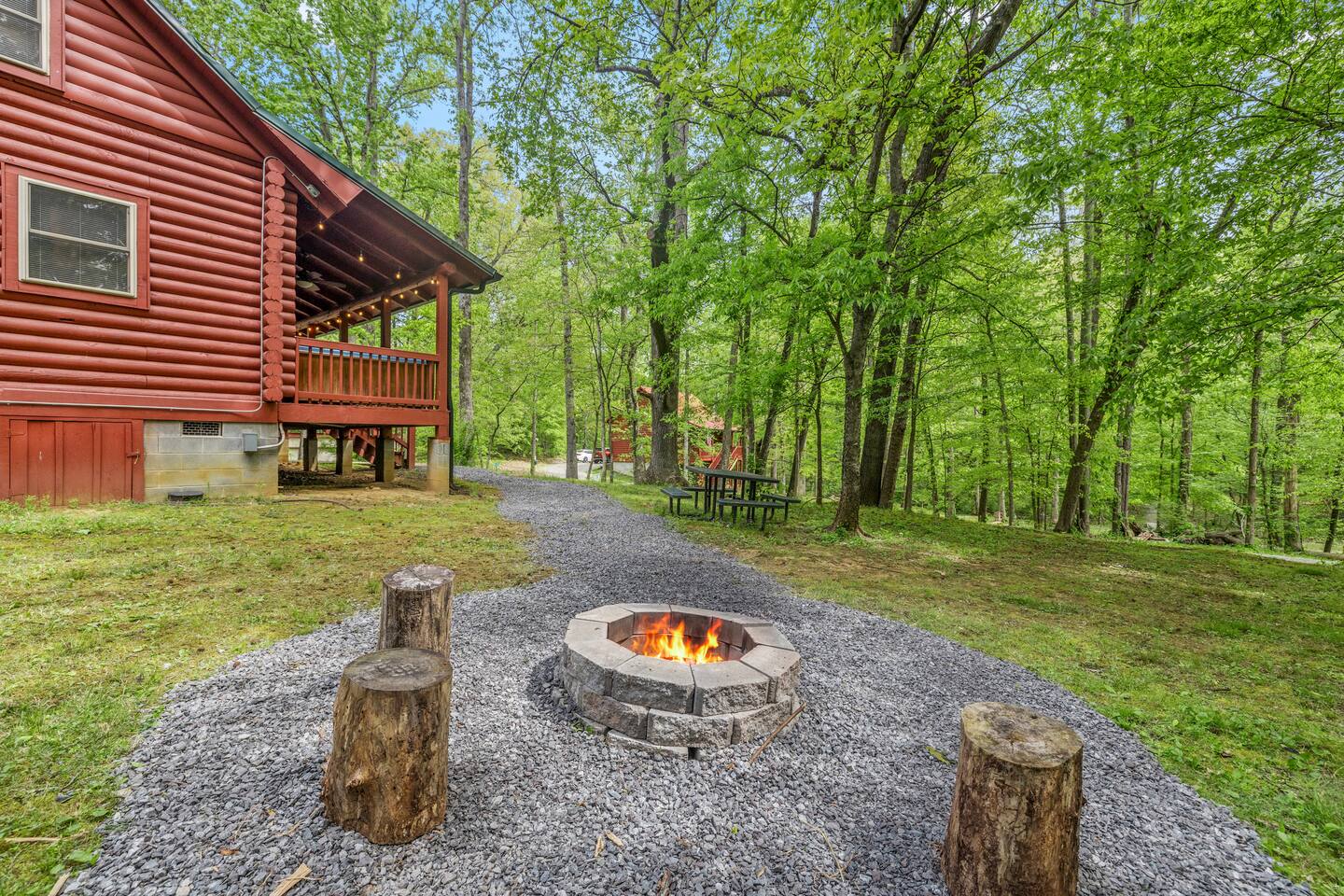 Dreamy Woodland Haven ~ Hot Tub ~ Trails ~ Pets OK