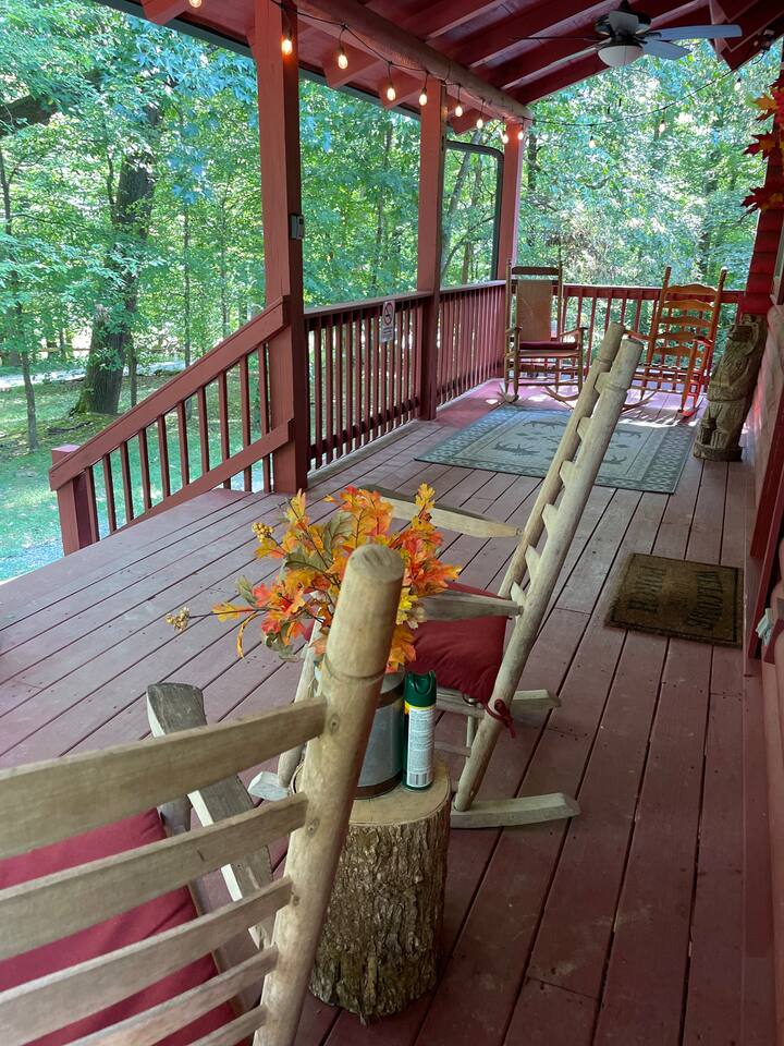 Dreamy Woodland Haven ~ Hot Tub ~ Trails ~ Pets OK