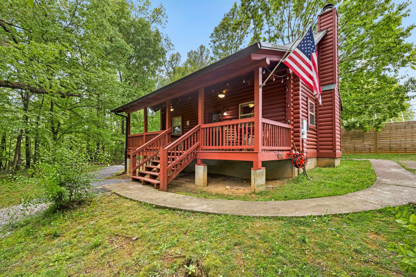 Dreamy Woodland Haven ~ Hot Tub ~ Trails ~ Pets OK