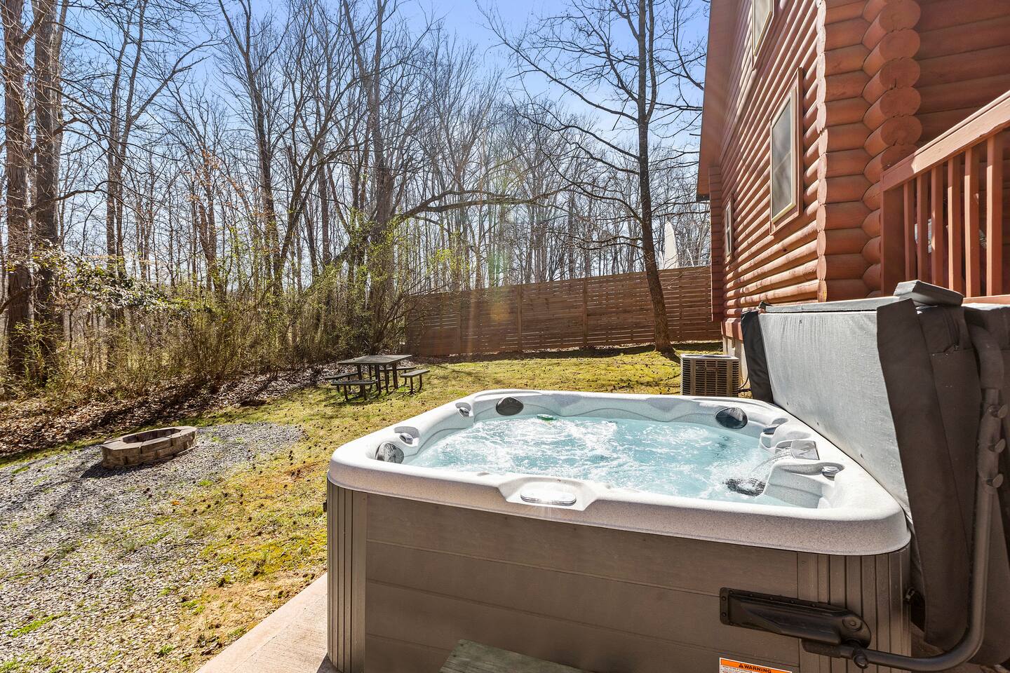 Dreamy Woodland Haven ~ Hot Tub ~ Trails ~ Pets OK