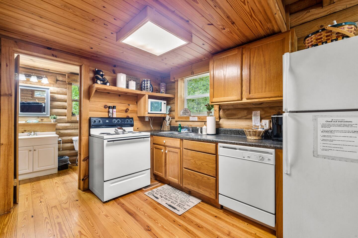 Dreamy Woodland Haven ~ Hot Tub ~ Trails ~ Pets OK