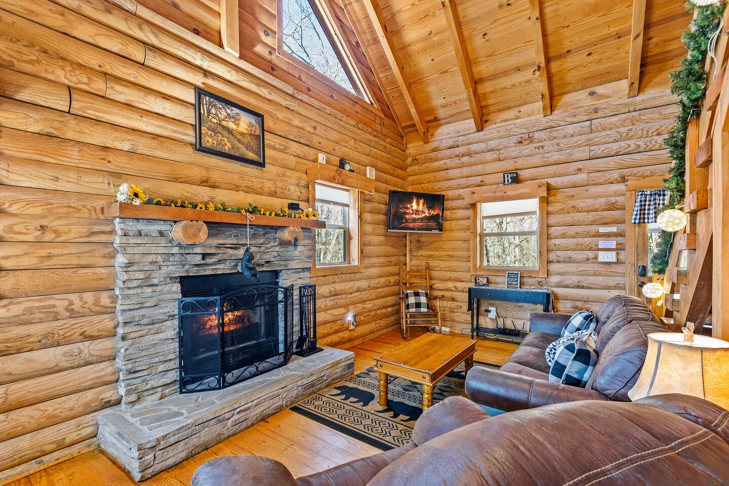 Dreamy Woodland Haven ~ Hot Tub ~ Trails ~ Pets OK