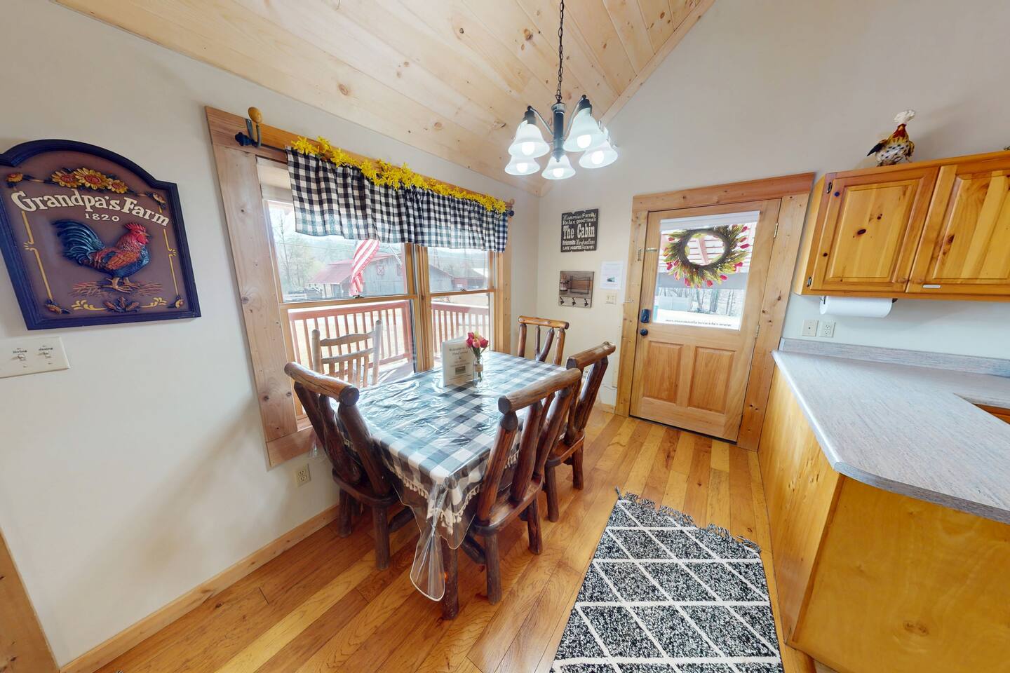 Tranquil & Cozy~Hot Tub~FP~Trails~Fish~Pets OK!