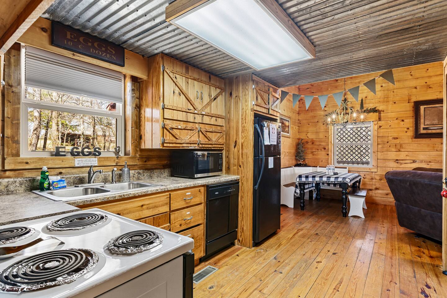 Log Cabin UTK, FP~Game Room~Pool table~HotTub~Fish