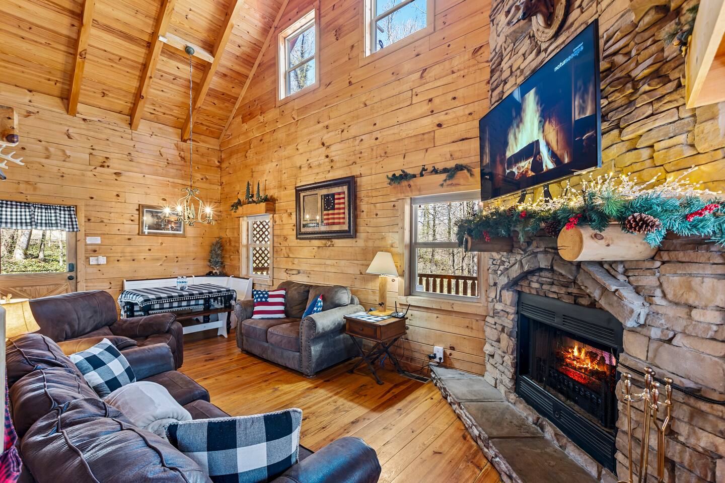 Log Cabin UTK, FP~Game Room~Pool table~HotTub~Fish