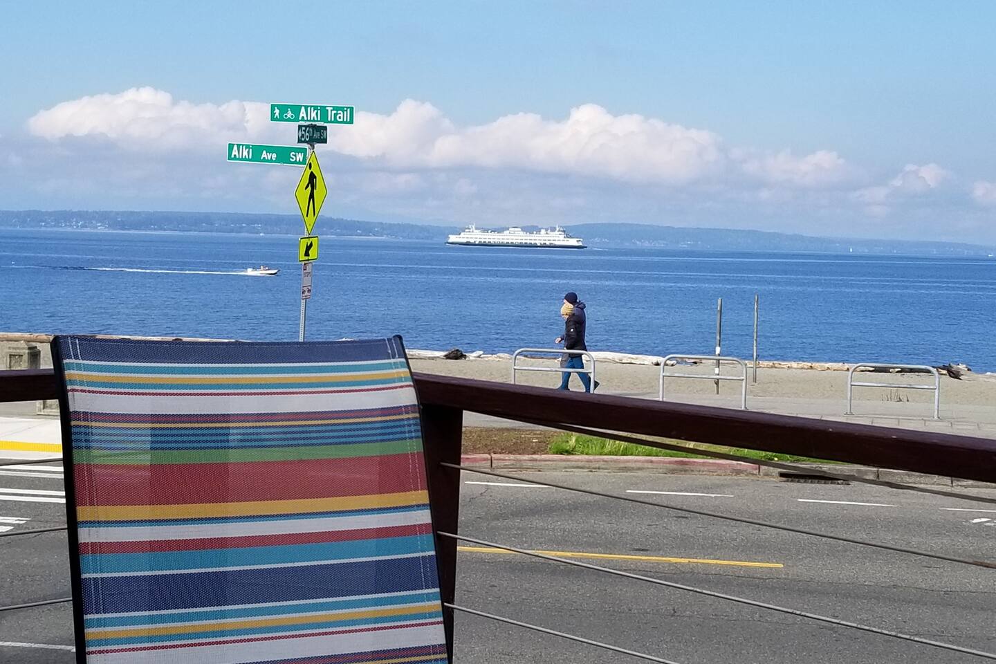 Alki Beachfront Getaway #1- Amazing View Deck!
