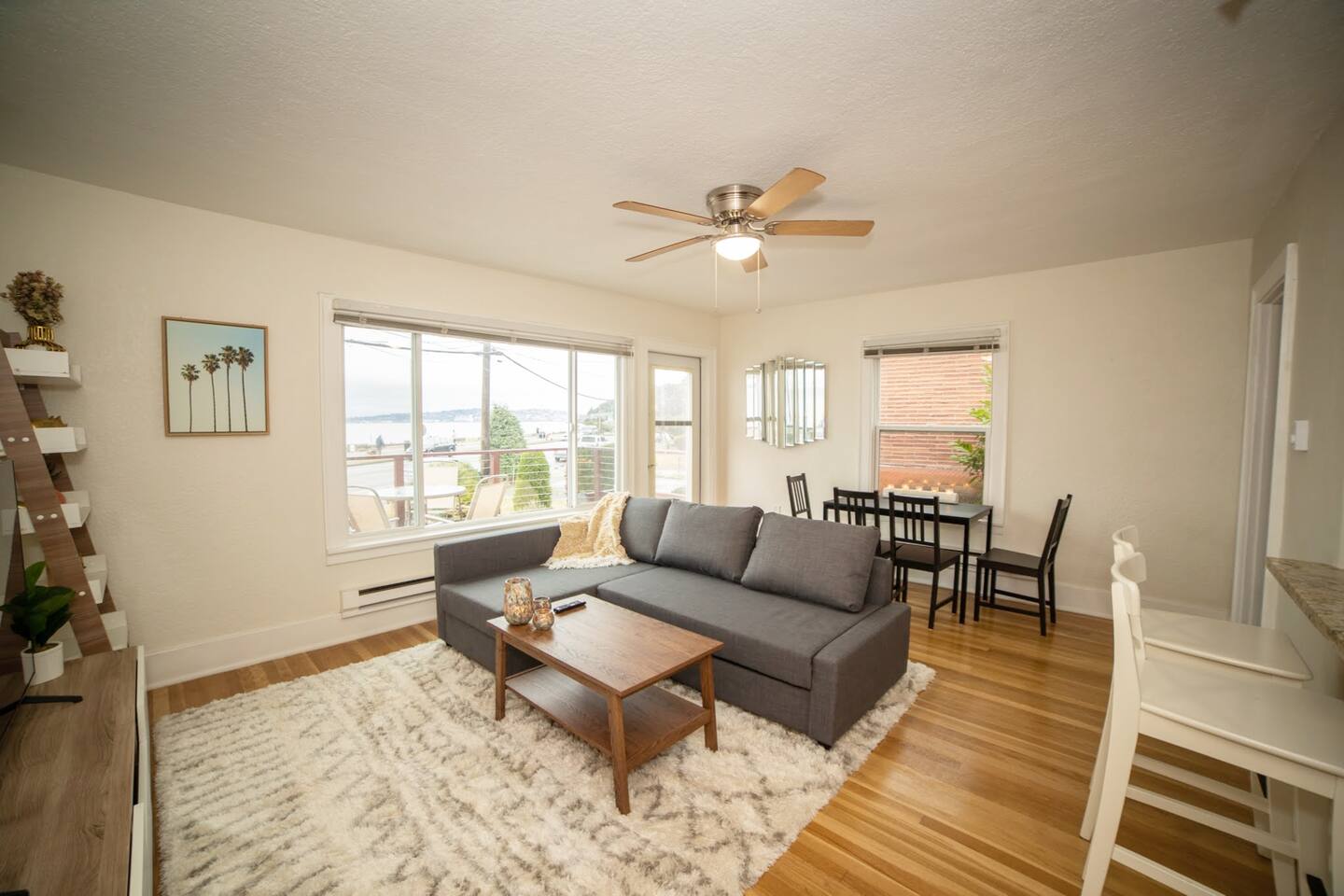 Alki Beachfront Getaway #1- Amazing View Deck!