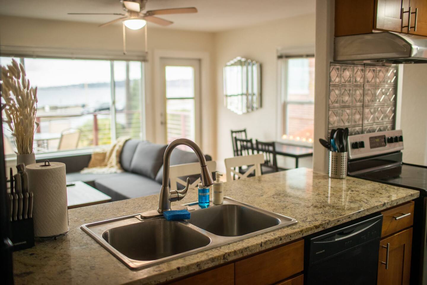Alki Beachfront Getaway #1- Amazing View Deck!