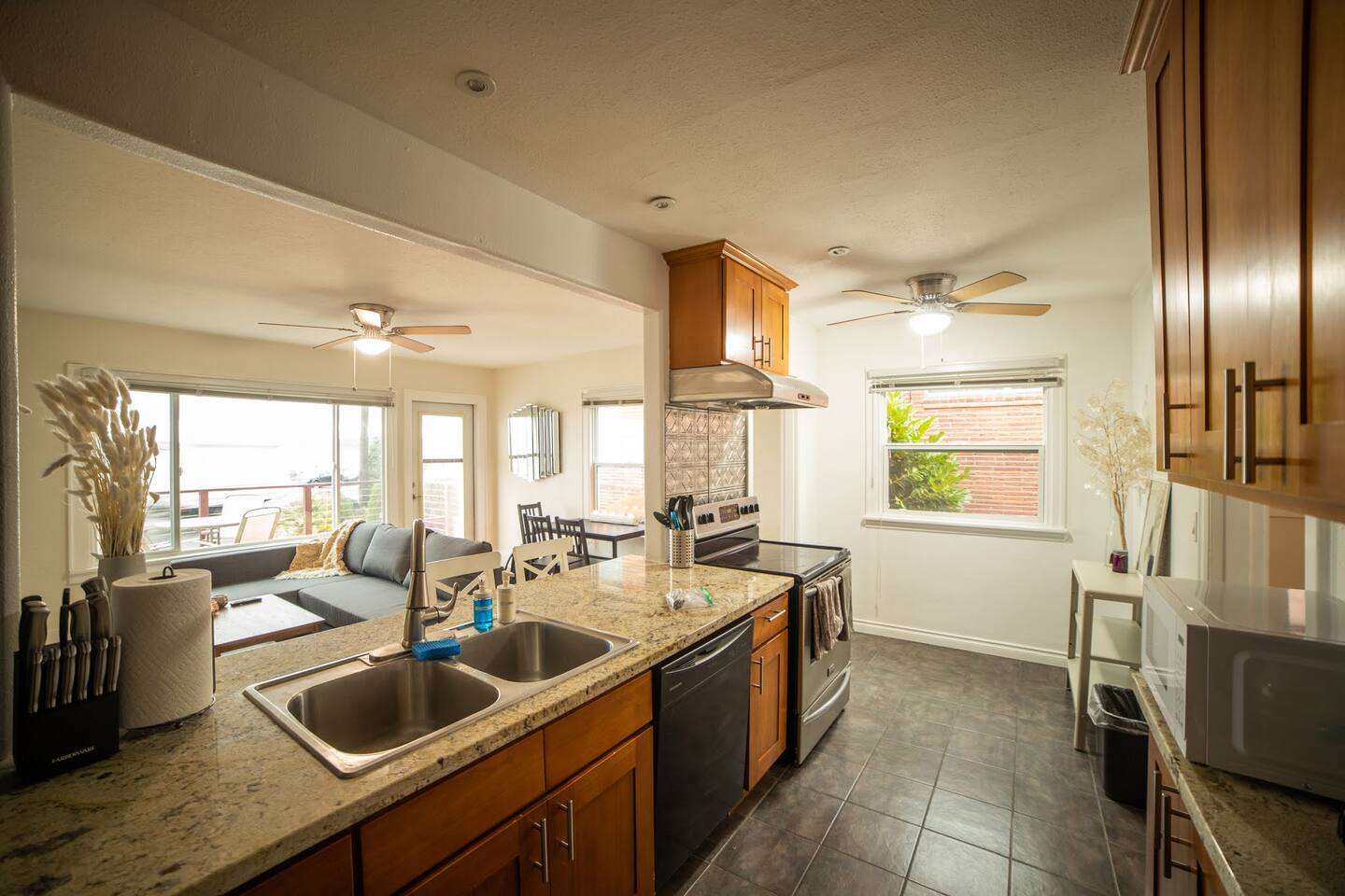 Alki Beachfront Getaway #1- Amazing View Deck!