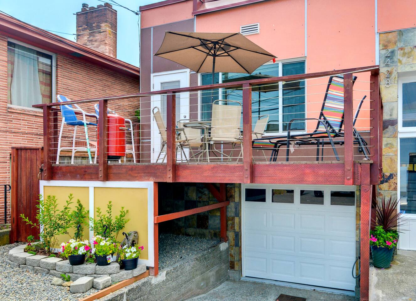 Alki Beachfront Getaway #1- Amazing View Deck!