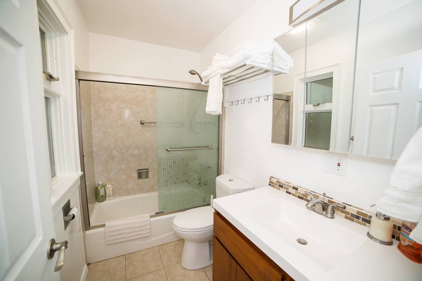Alki Beachfront Getaway #2-Amazing 180 CornerView!