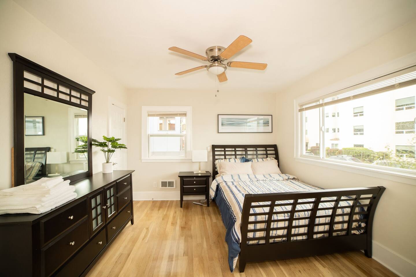 Alki Beachfront Getaway #2-Amazing 180 CornerView!