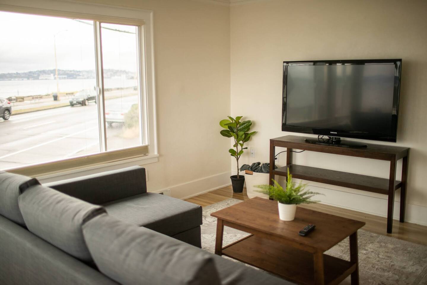 Alki Beachfront Getaway #2-Amazing 180 CornerView!