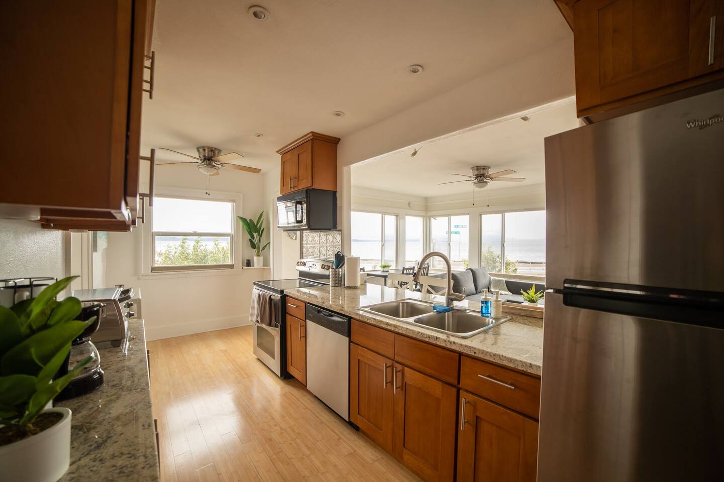 Alki Beachfront Getaway #2-Amazing 180 CornerView!