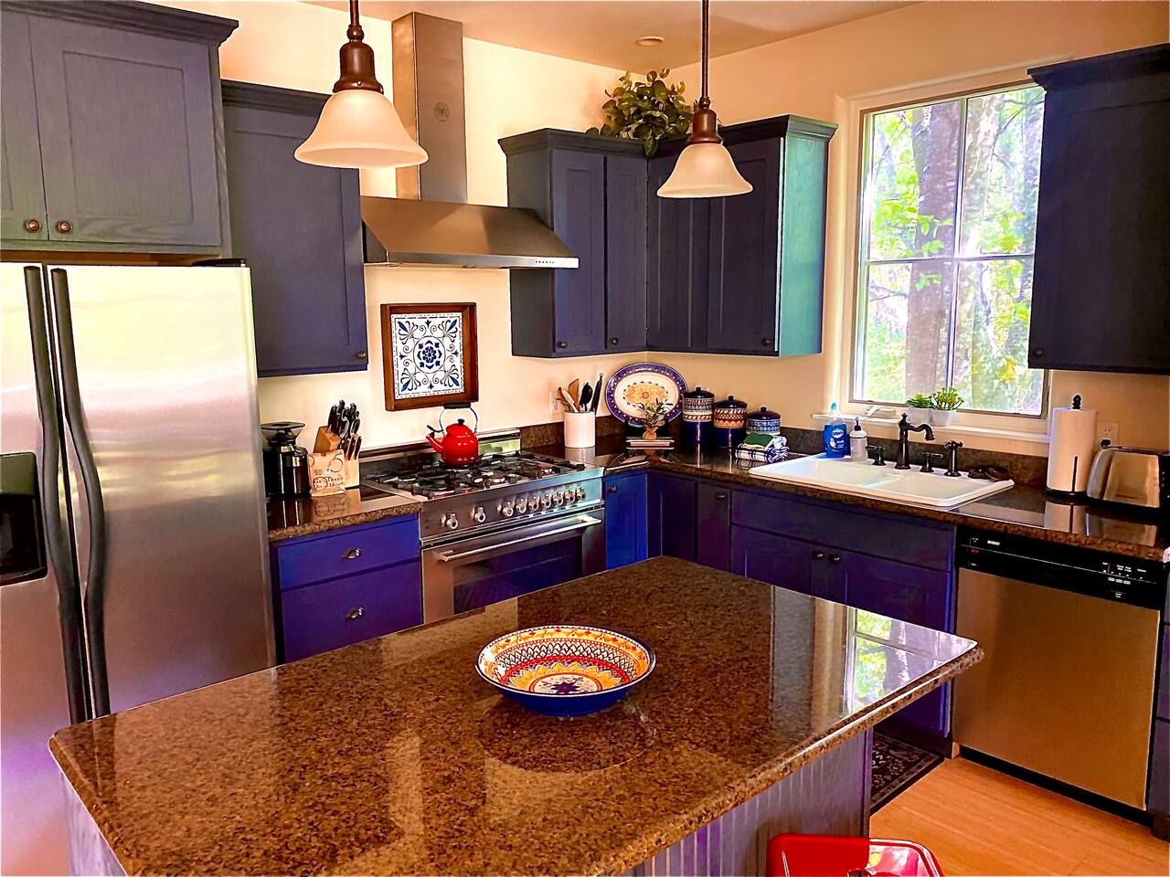 Luxurious Home w/Hot Tub, 5 minute walk to town