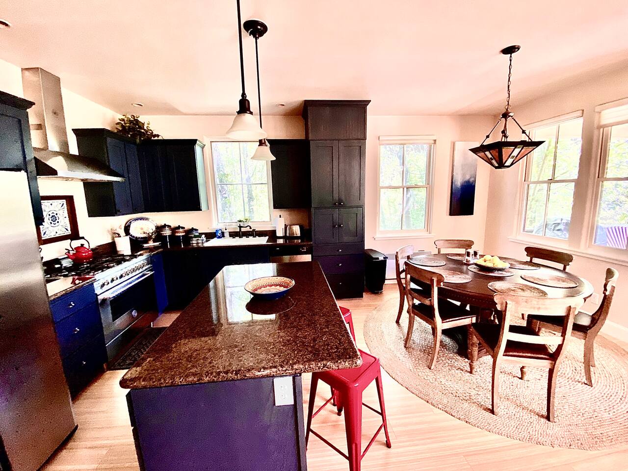 Luxurious Home w/Hot Tub, 5 minute walk to town