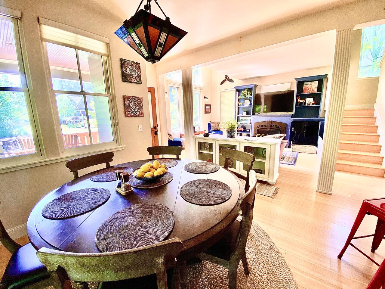 Luxurious Home w/Hot Tub, 5 minute walk to town