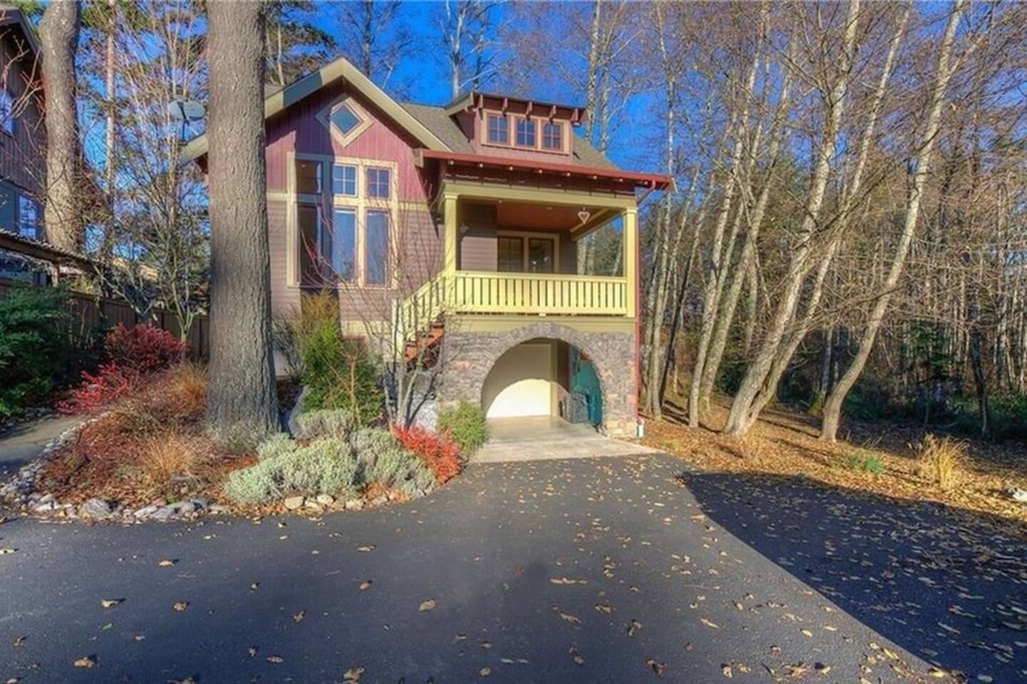 Luxurious Home w/Hot Tub, 5 minute walk to town — Eastsound, WA — vacation rental