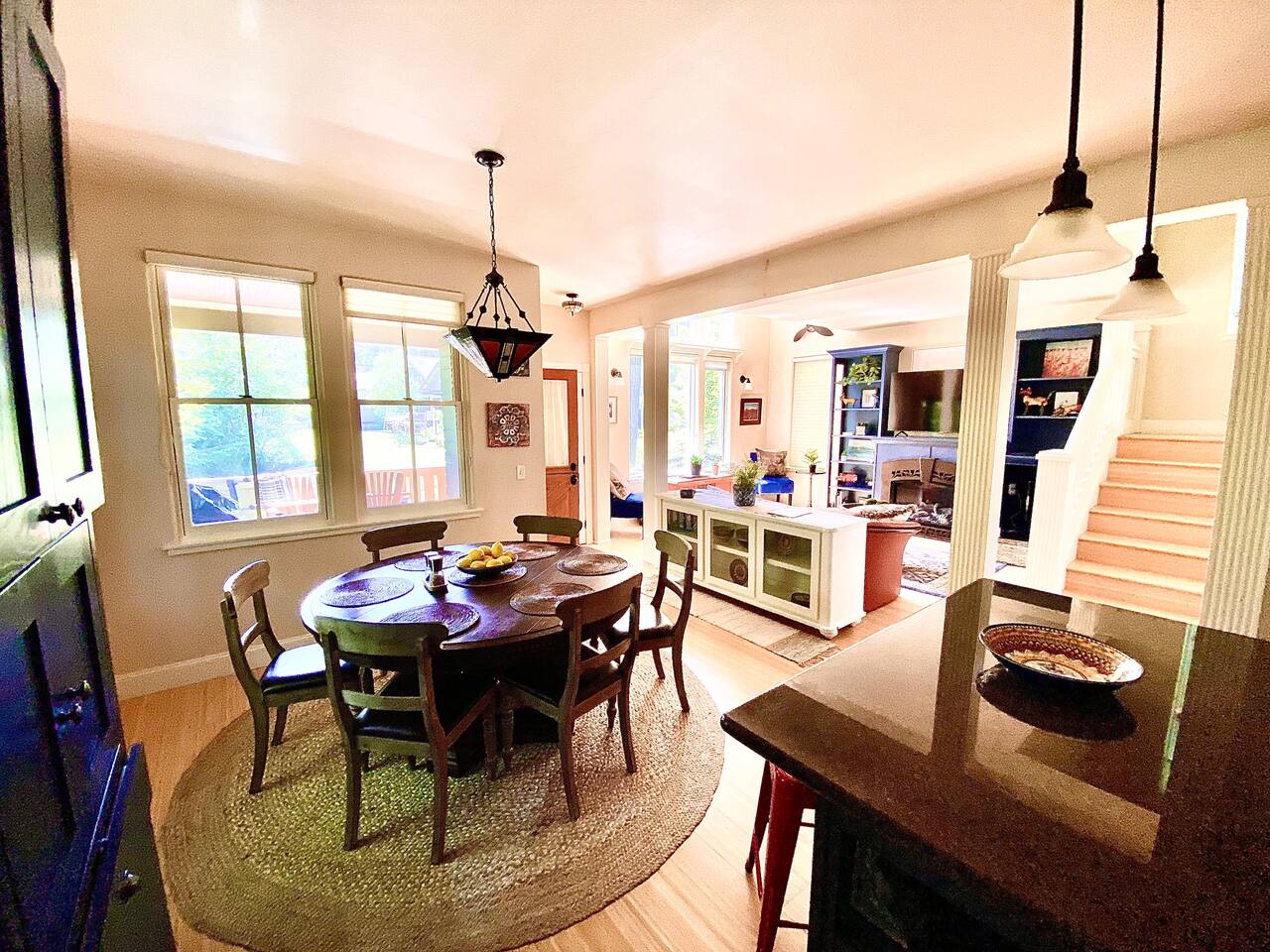 Luxurious Home w/Hot Tub, 5 minute walk to town