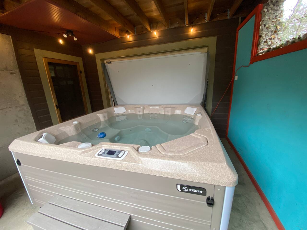 Luxurious Home w/Hot Tub, 5 minute walk to town