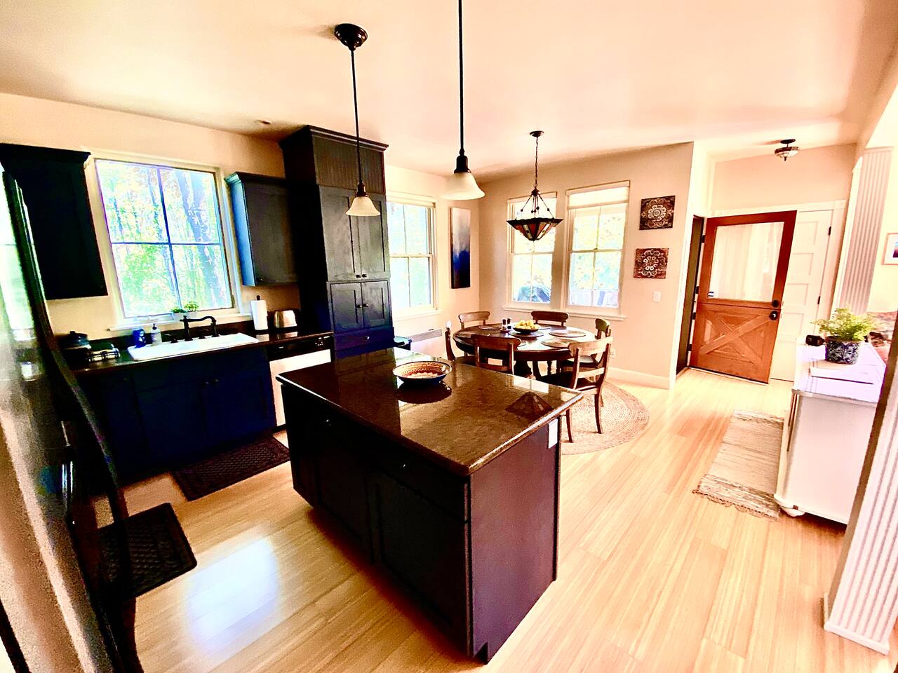 Luxurious Home w/Hot Tub, 5 minute walk to town