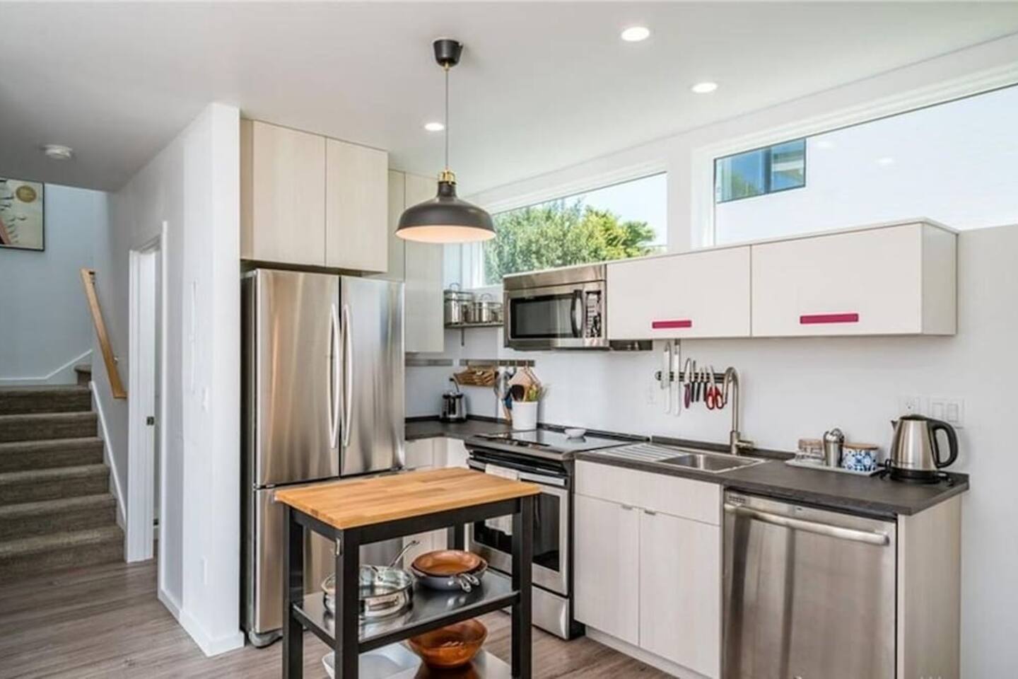 New home in Center of Town, Walk to restaurants, shops, & Beach