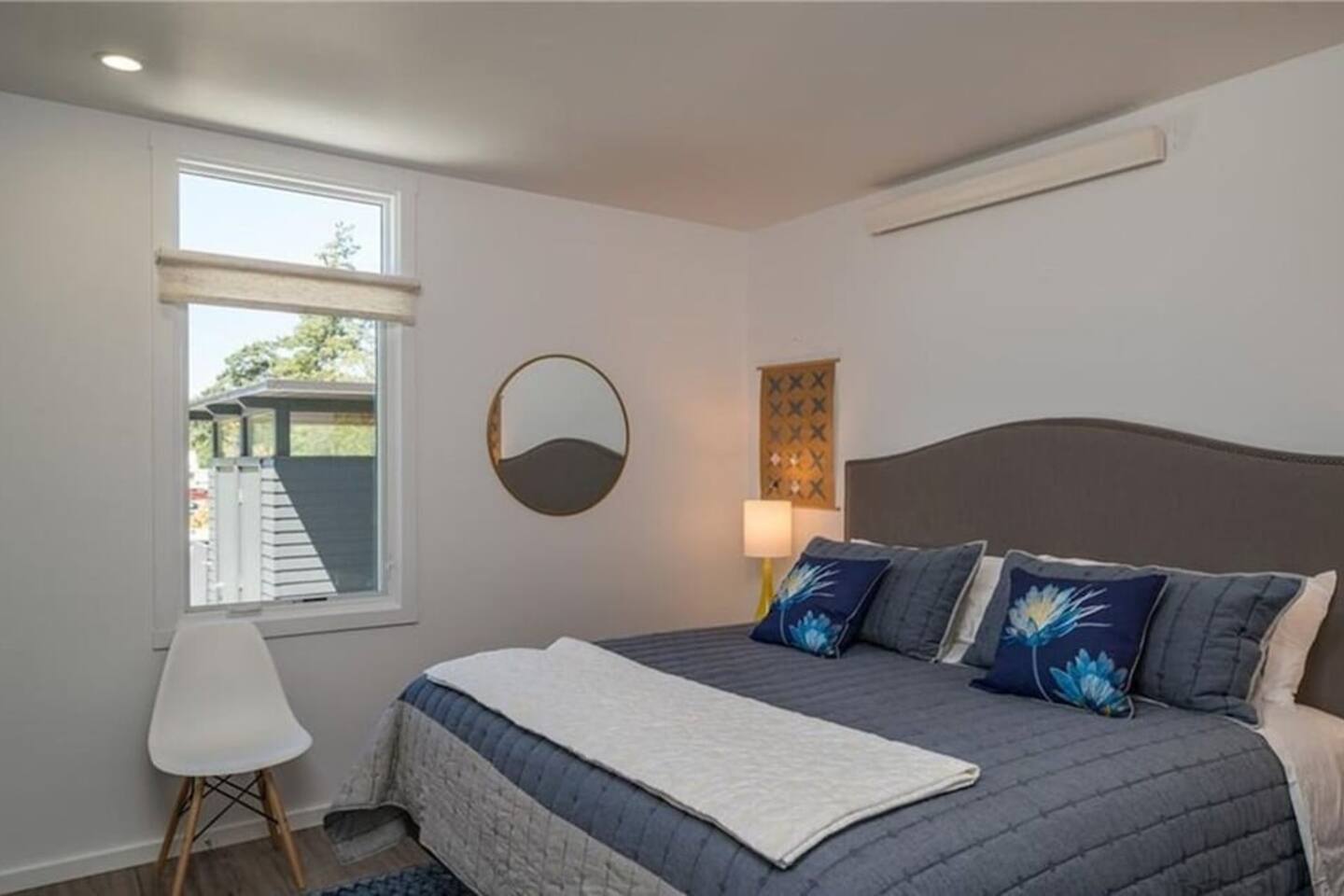 New home in Center of Town, Walk to restaurants, shops, & Beach
