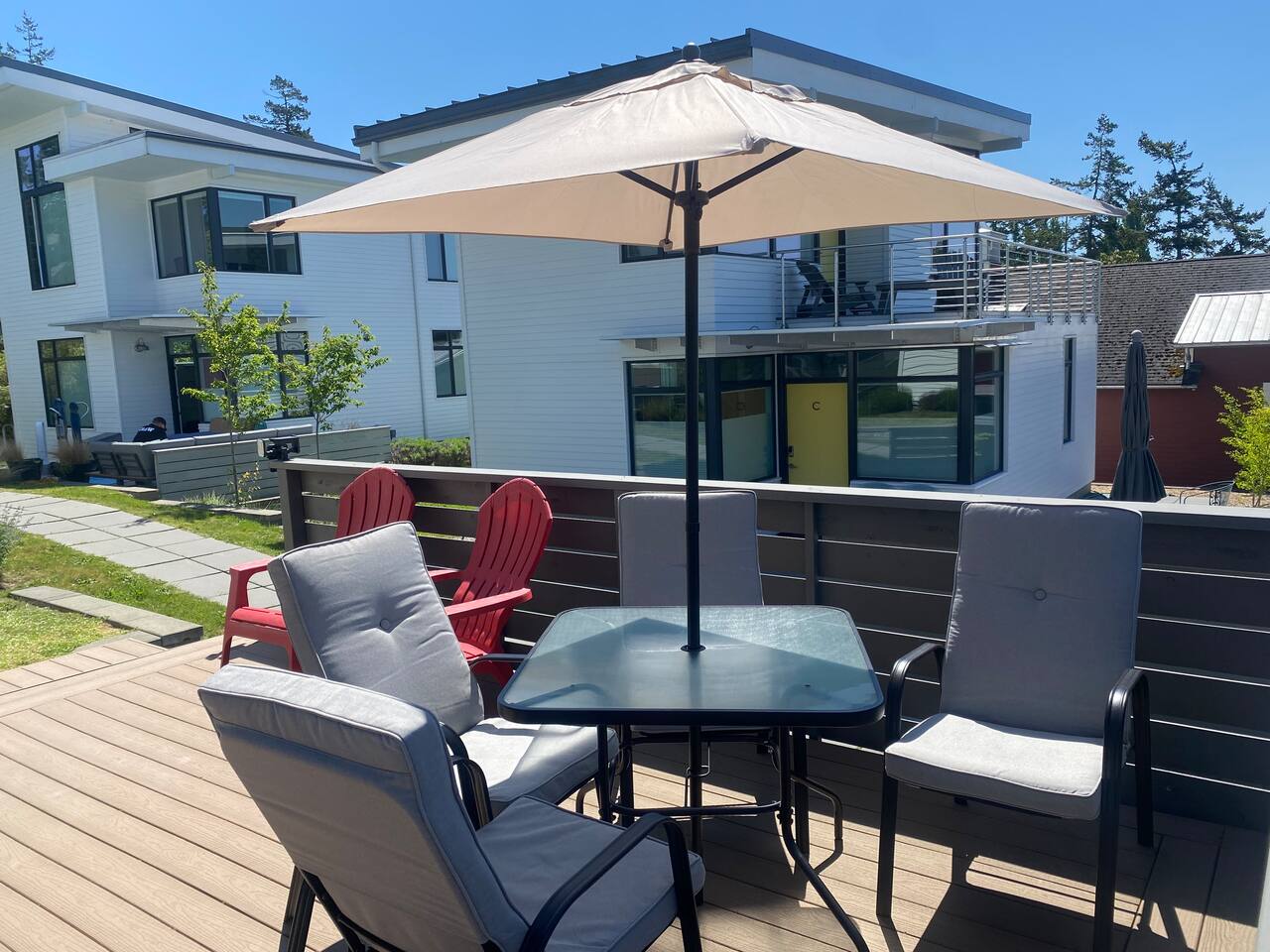 New home in Center of Town, Walk to restaurants, shops, & Beach