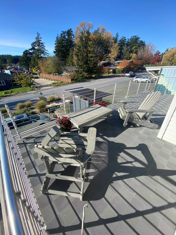 New home in Center of Town, Walk to restaurants, shops, & Beach