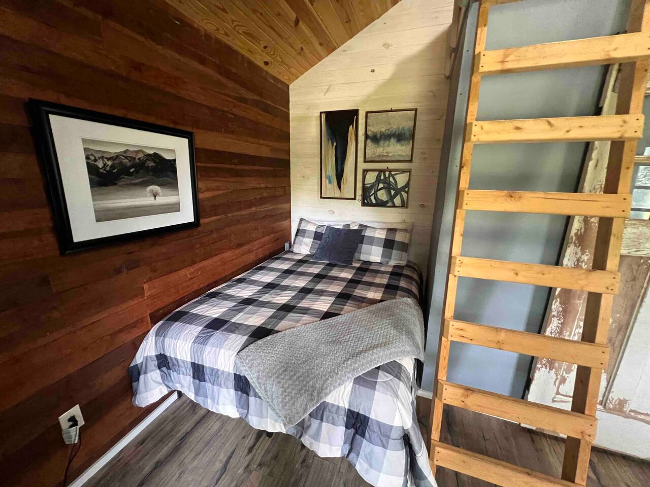 Charming Cabin Minutes from Town