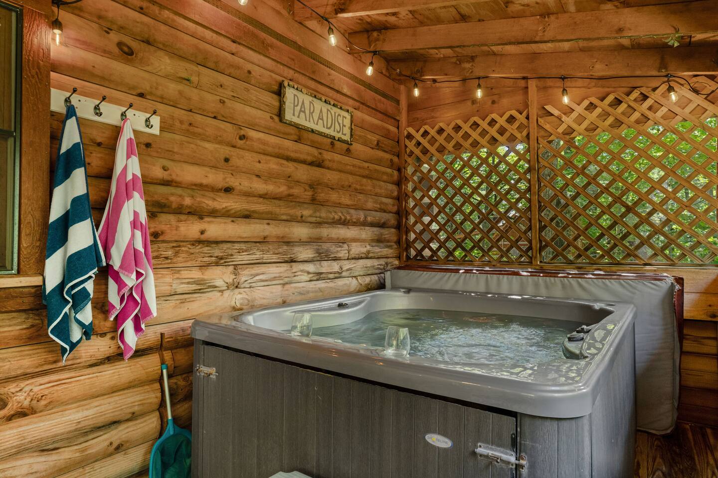 Couples Cabin! Hot Tub, Soaking Tub, Pigeon Forge.