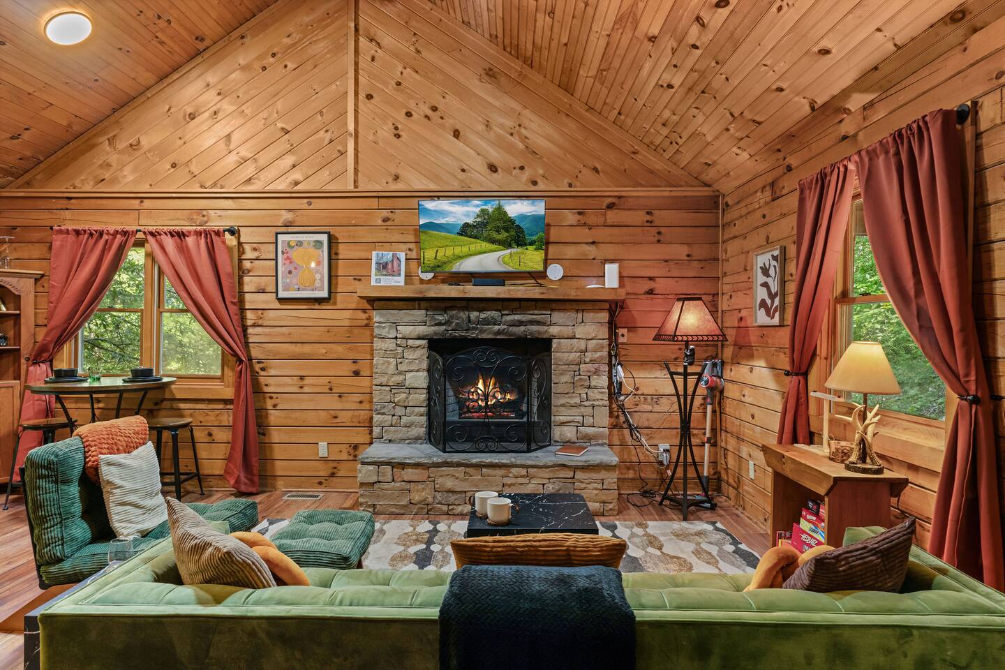 Couples Cabin! Hot Tub, Soaking Tub, Pigeon Forge.