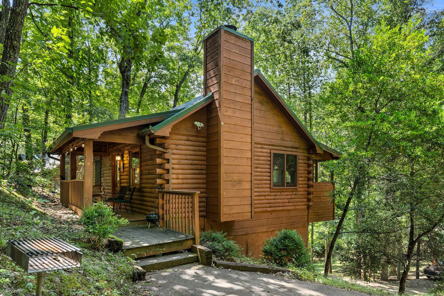 Couples Cabin! Hot Tub, Soaking Tub, Pigeon Forge.