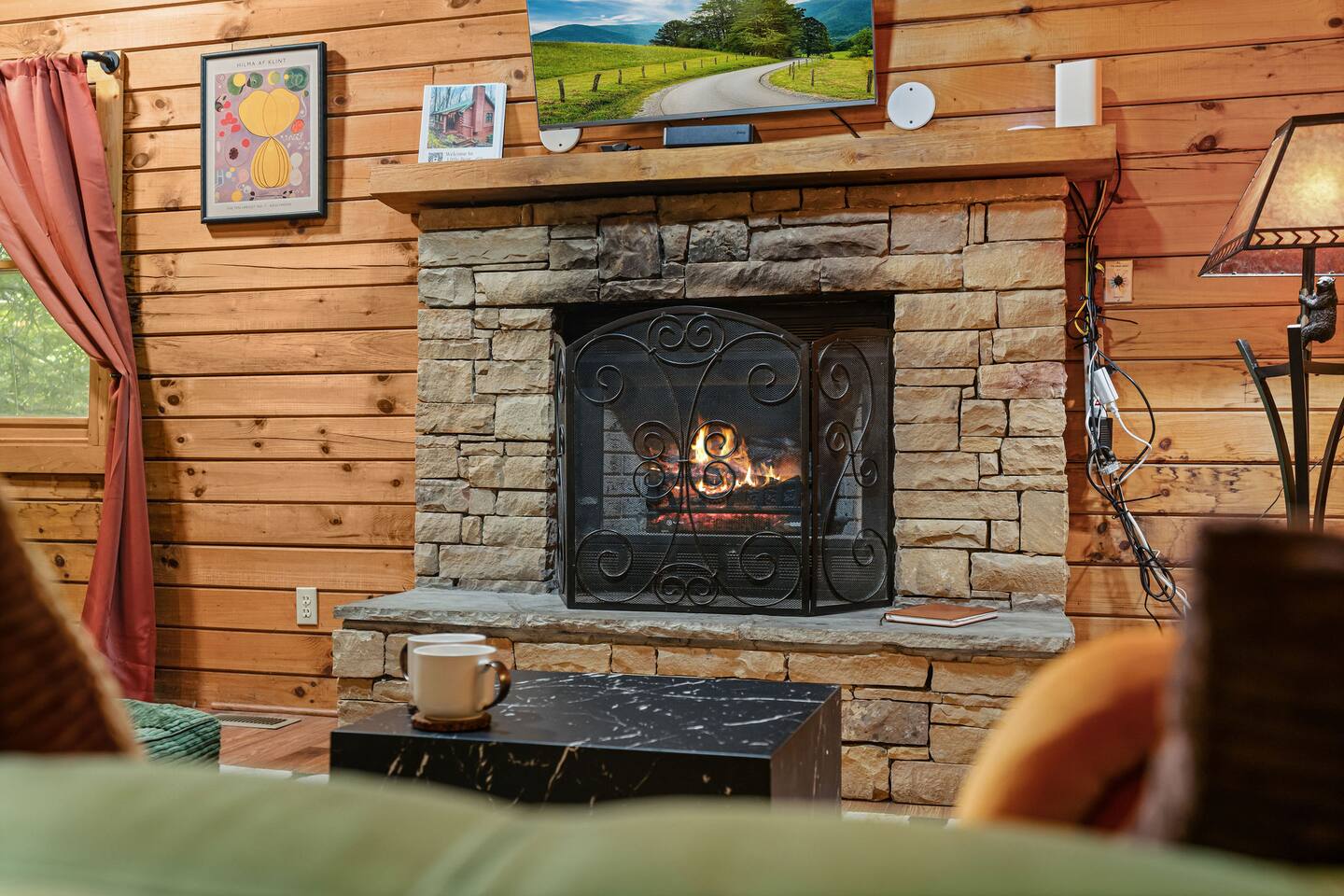 Couples Cabin! Hot Tub, Soaking Tub, Pigeon Forge.
