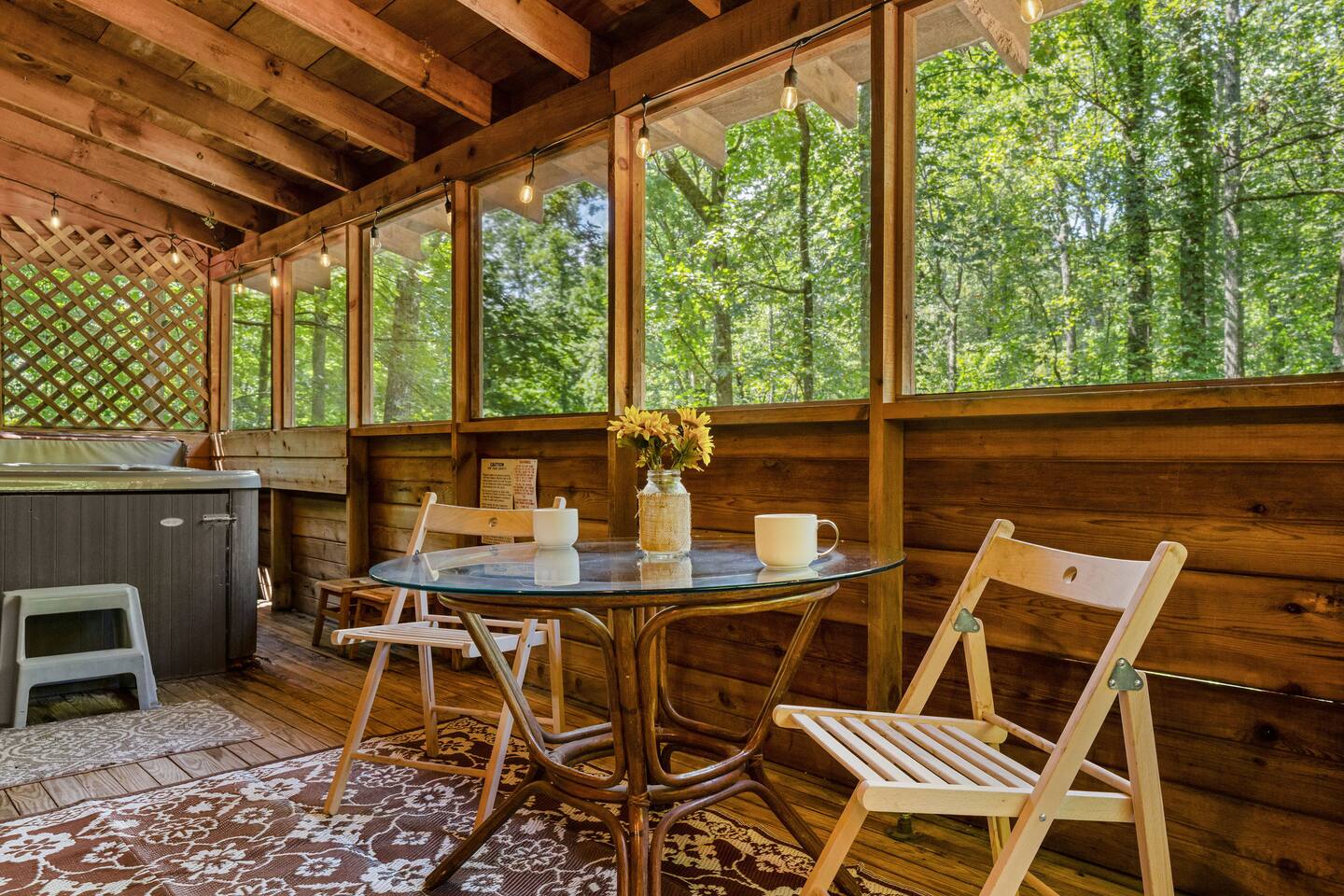 Couples Cabin! Hot Tub, Soaking Tub, Pigeon Forge.