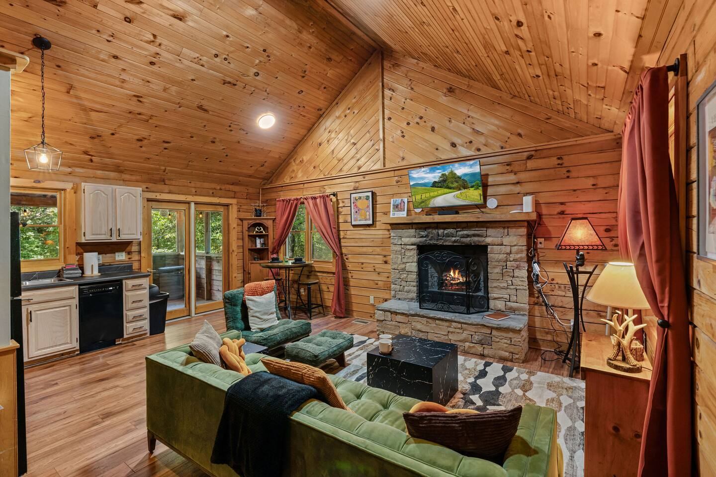 Couples Cabin! Hot Tub, Soaking Tub, Pigeon Forge. — Sevierville — vacation rental