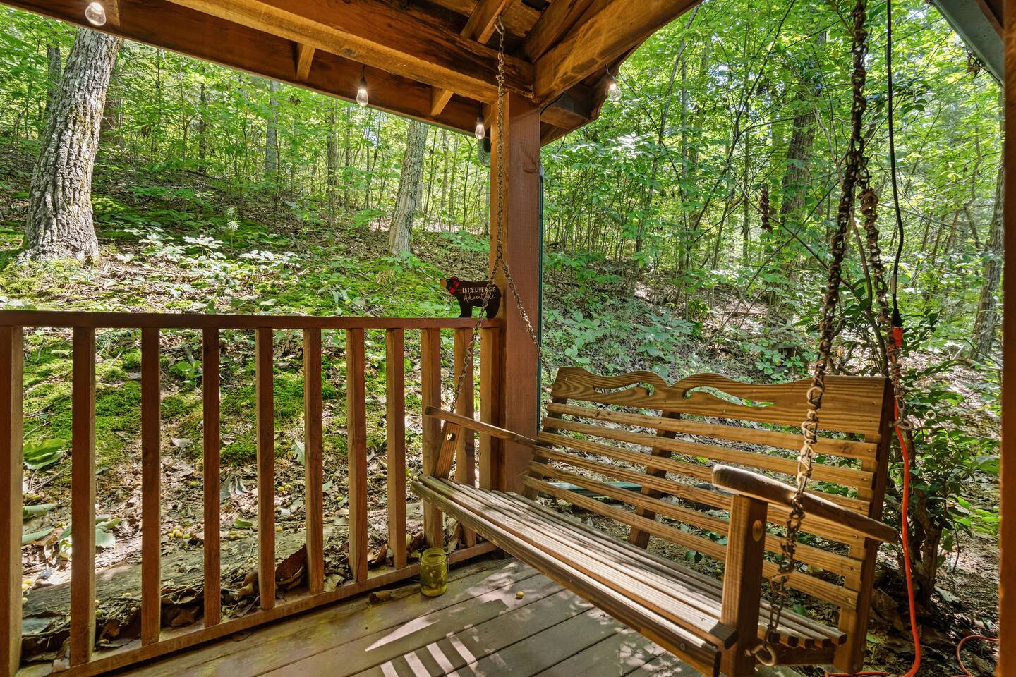 Couples Cabin! Hot Tub, Soaking Tub, Pigeon Forge.