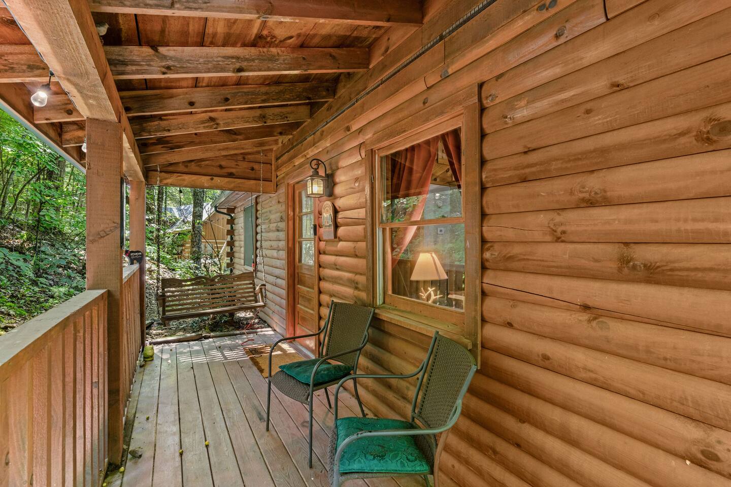 Couples Cabin! Hot Tub, Soaking Tub, Pigeon Forge.
